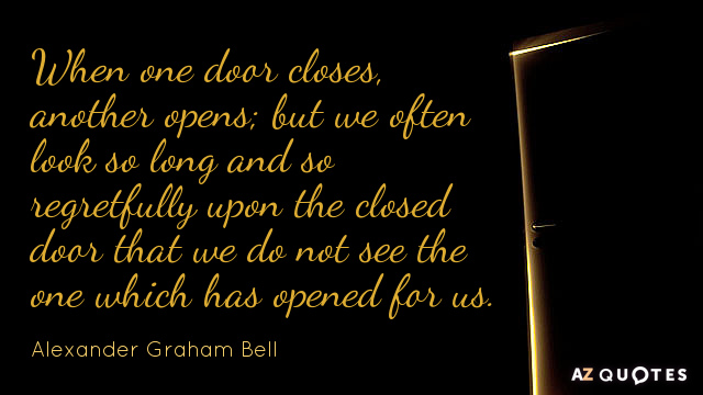 Alexander Graham Bell cita: Cuando una puerta se cierra, otra se abre; pero a menudo miramos tanto...