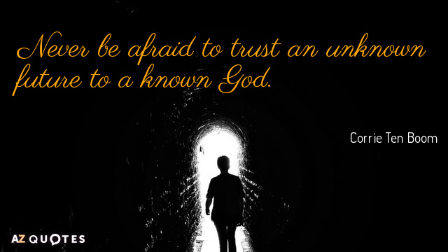 Corrie Ten Boom cita: Nunca temas confiar un futuro desconocido a un Dios conocido.
