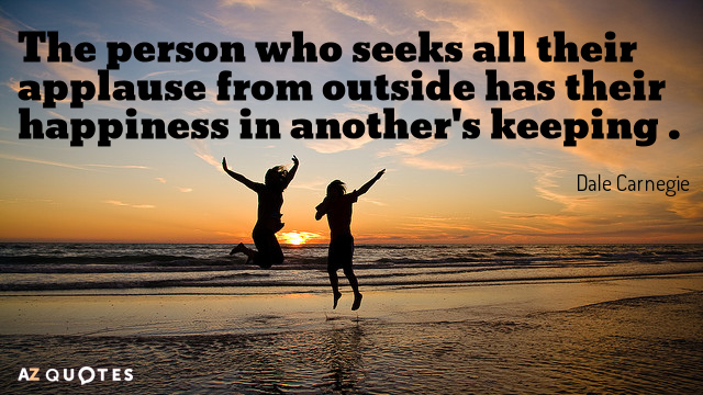 Dale Carnegie cita: La persona que busca todos sus aplausos fuera tiene su felicidad en...