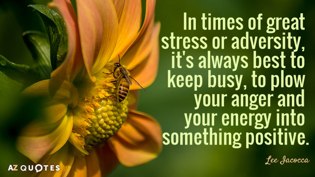 Cita de Lee Iacocca: En momentos de gran estrés o adversidad, siempre es mejor mantenerse ocupado...