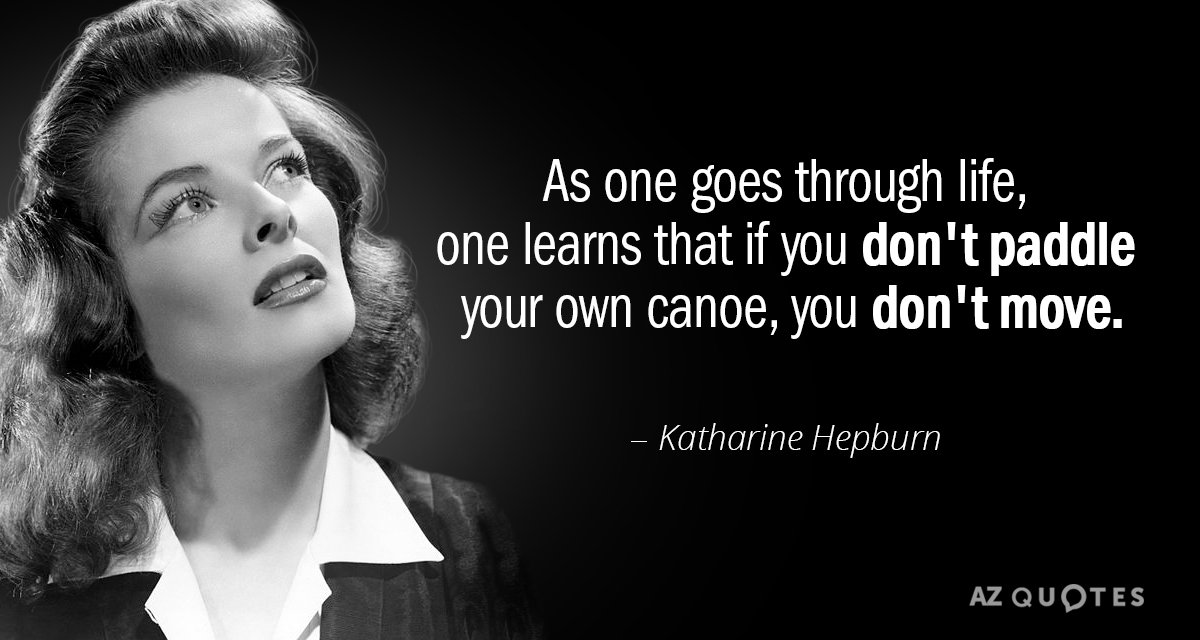Katharine Hepburn cita: A medida que uno avanza en la vida, aprende que si no rema...